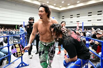 リング外で乱闘する辻陽太とジェイク・リー