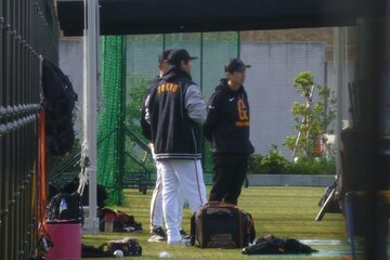 ジャイアンツタウンスタジアムを訪れた長野久義氏（中央）