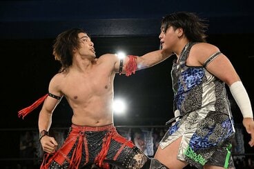 佐藤大地（右）を攻める武知海青