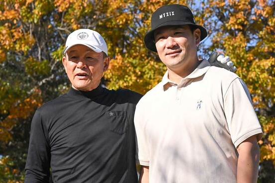 久保康生コーチ（左）と記念撮影する田中将大