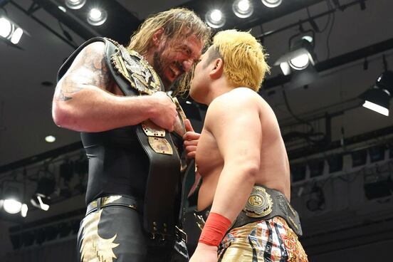 タロースの挑戦を受ける宮原健斗（右）