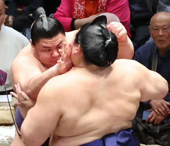 義ノ富士（左）は大の里を下し２日連続の金星を挙げた