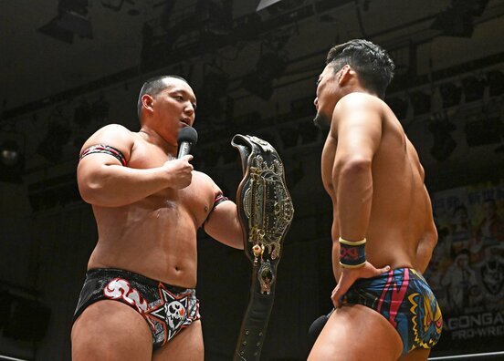 菊田円（左）の持つオープン・ザ・ドリームゲートのベルトに挑戦表明した吉岡勇紀
