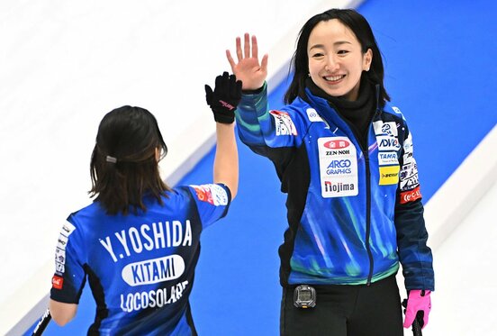 ハイタッチするロコ・ソラーレの藤澤五月(右)
