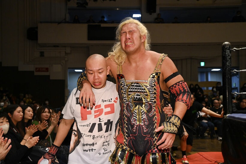 敗れた納谷幸男（右）は涙を浮かべながら退場した