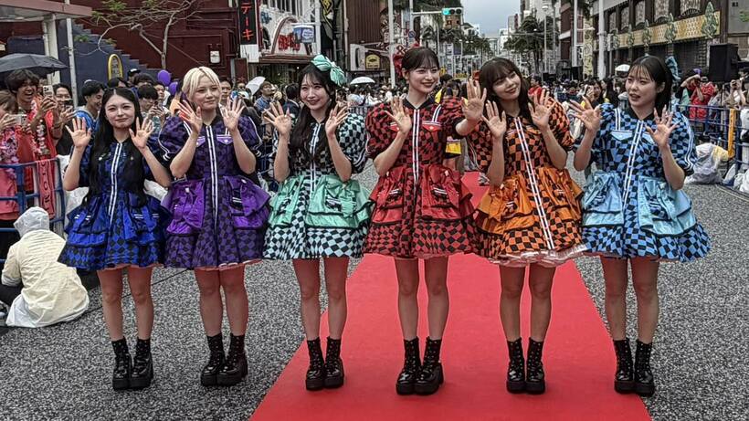 沖縄・国際通りで「第２回島ぜんぶでお～きな祭　沖縄国際文化祭」に登場したＣＡＮＤＹ　ＴＵＮＥ