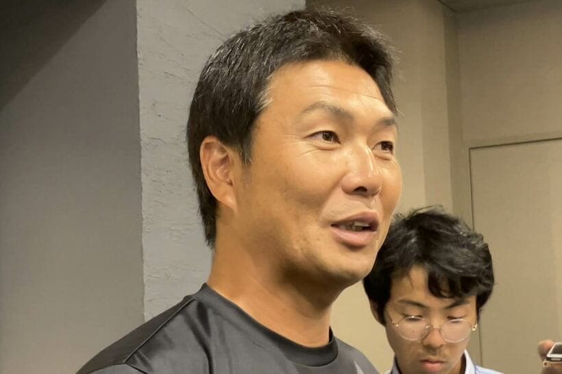 報道陣の取材に応じる神村学園・小田監督