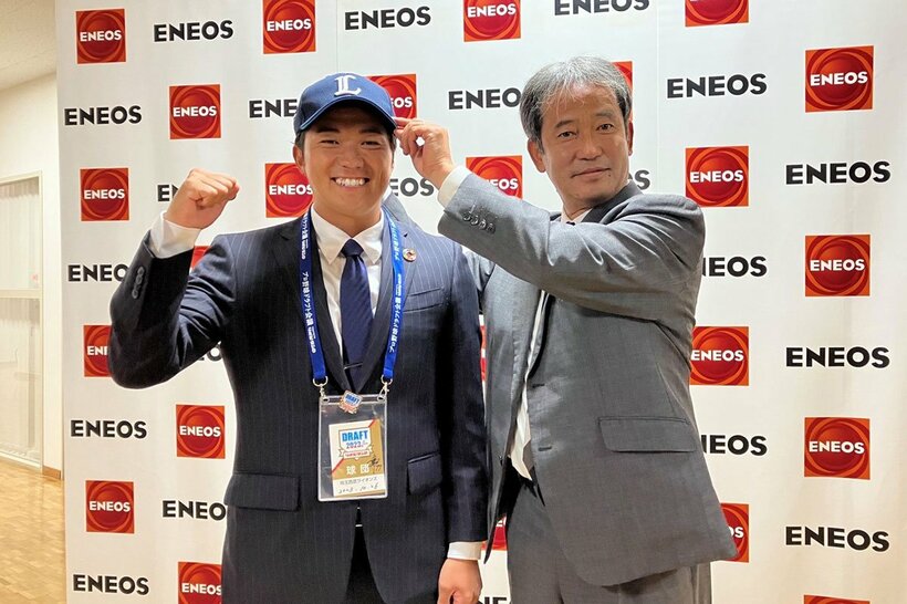 潮崎編成ディレクター（右）から指名あいさつを受けたドラフト７位・糸川亮太（球団提供）