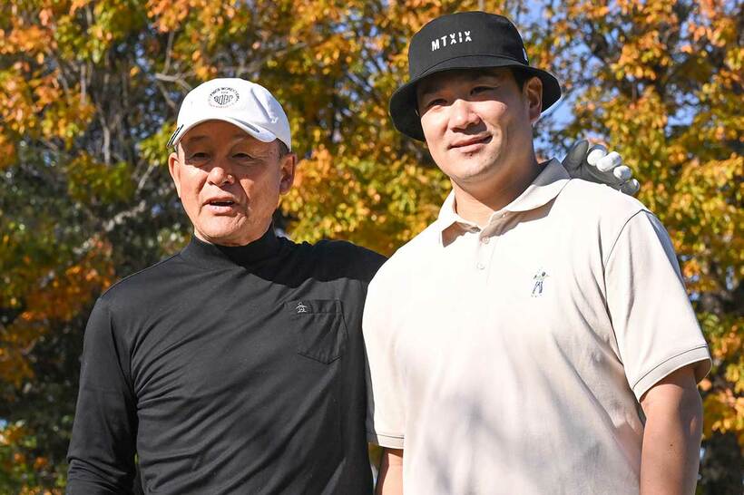 久保康生コーチ（左）と記念撮影する田中将大