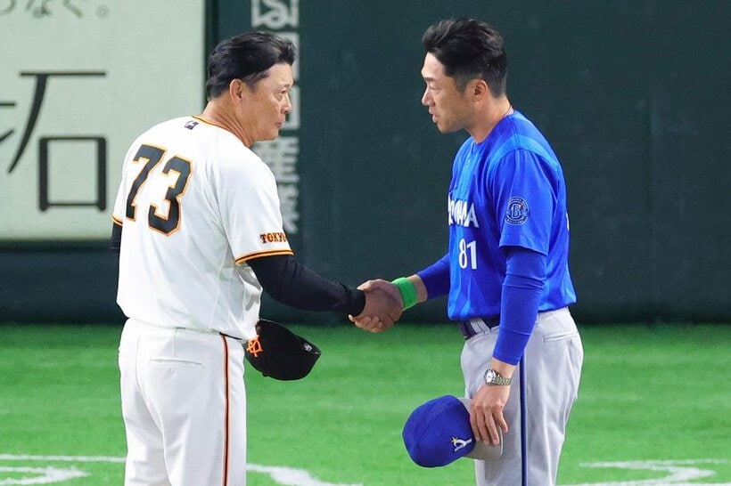 試合後に巨人・橋上監督代行(左)と握手を交わすDeNA・相川監督
