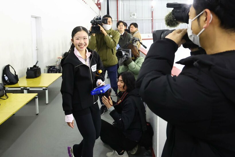 多くの報道陣に囲まれながらも、笑顔を絶やさなかった中井亜美