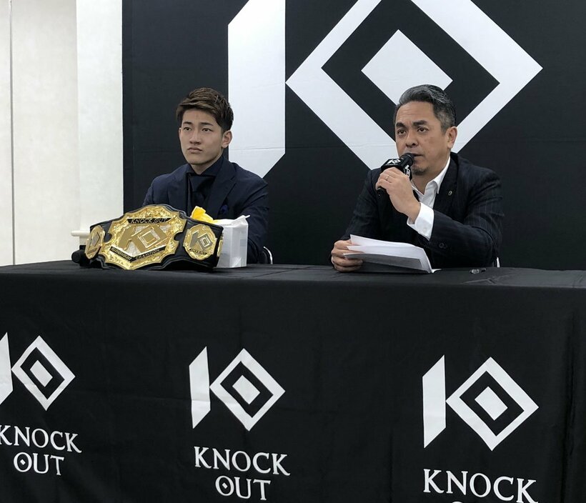  会見に出席した宮田プロデューサー(右)と龍聖(東スポWeb)