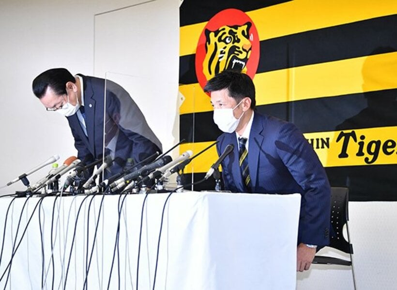  オーナー報告を終えて阪神電鉄本社で会見した矢野燿大監督(手前)と揚塩健治社長