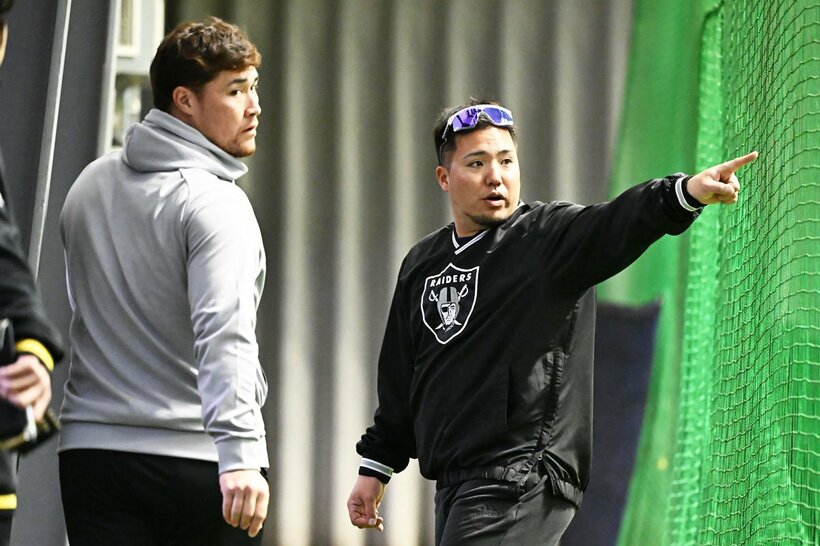 筑後で自主トレを行ったソフトバンク・山川穂高(右)とリチャード