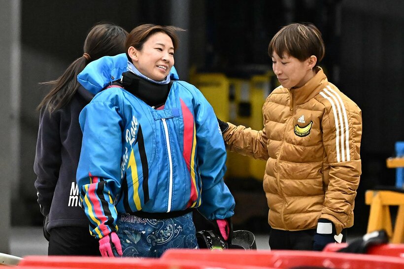 ６着と大敗した守屋美穂。右は松尾夏海