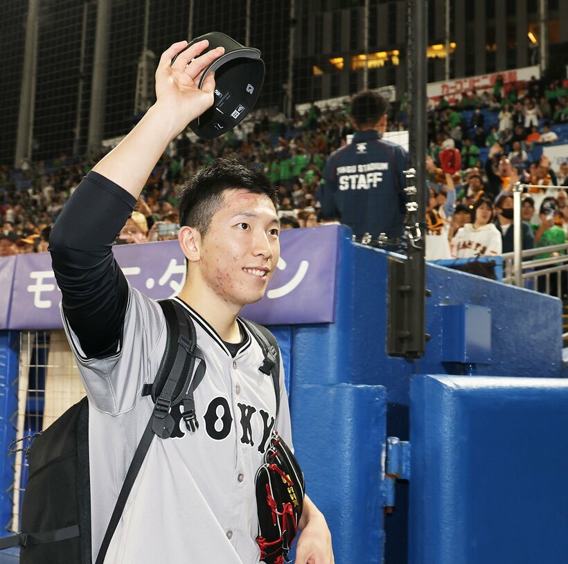 笑顔で球場を後にする巨人・戸郷翔征