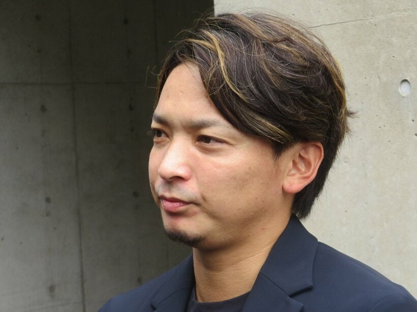 報道陣の囲みに応じるソフトバンク・東浜巨