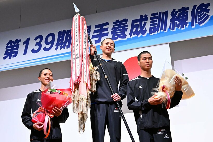 優勝した松尾青波（中央）