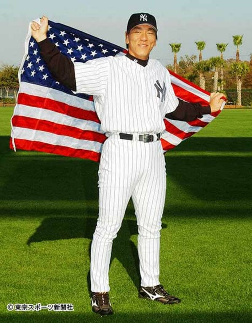 ヤンキース入団時、フォトセッションで星条旗を背負う松井氏（０３年２月）