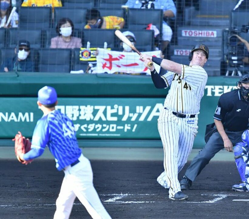  怪力でバックスクリーンへ打球を運んだ阪神・ボーア（右）