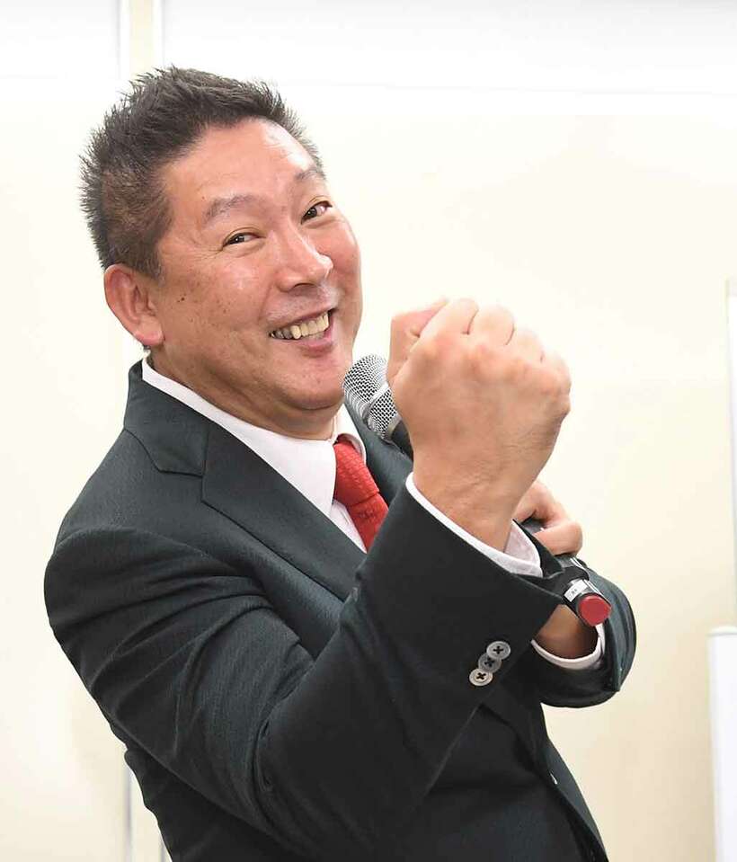  ぶっ壊すポーズで気勢を上げる立花党首（東スポWeb）