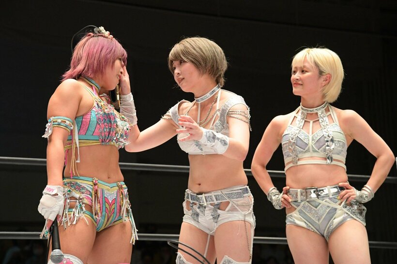 白川未奈（左）に詰め寄る安納サオリ（中）となつぽい