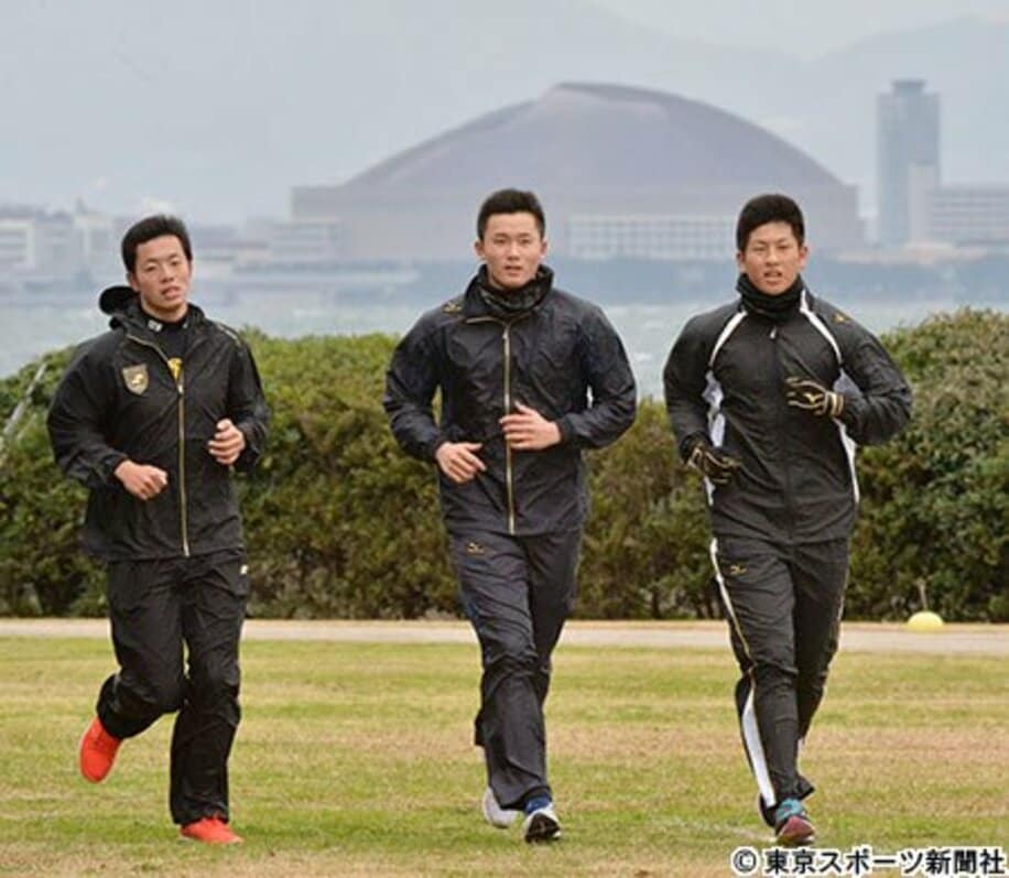ヤフオクドームを背にジョギングする（左から）野沢佑斗、高橋純平、小沢怜史