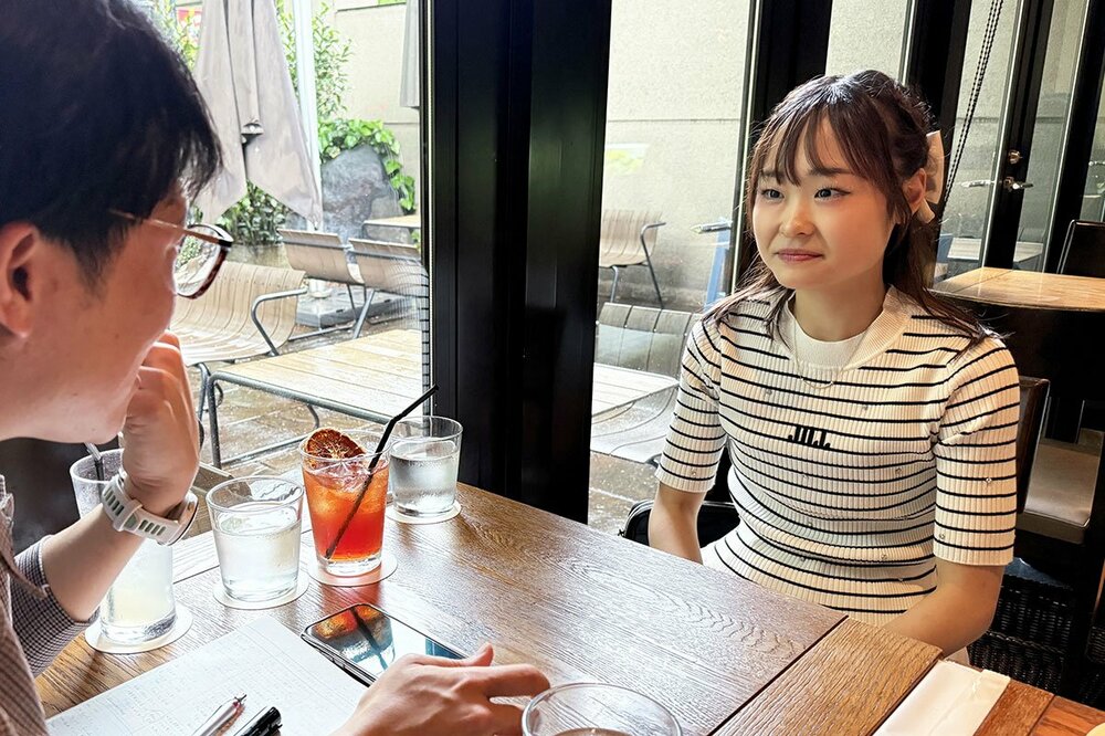 インタビューに応じる島田麻央