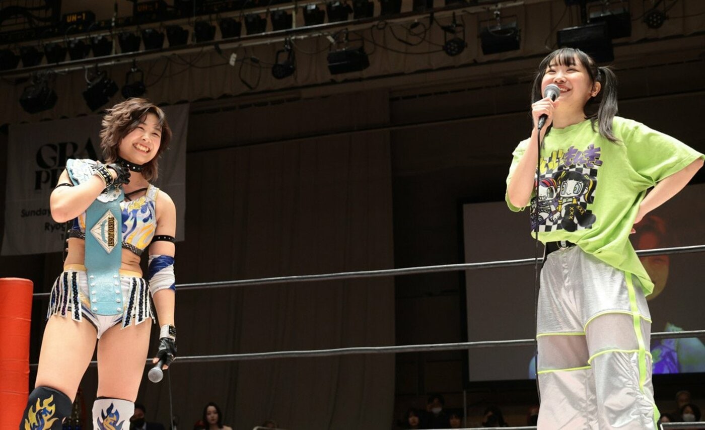 次期挑戦者の鈴芽(右)とMIRAI