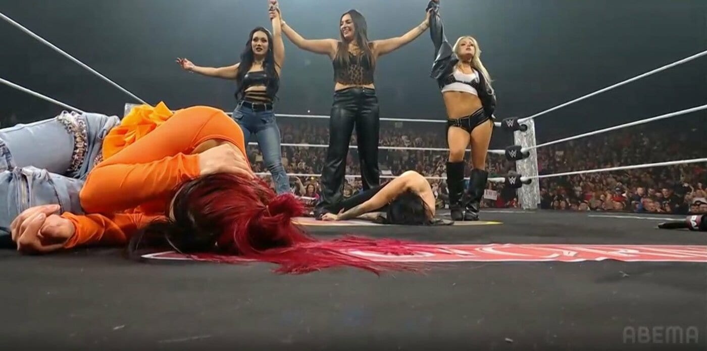 (奥左から)ラケル・ロドリゲス、ロクサーヌ・ペレス、リブ・モーガンにKOされたイヨ（©AbemaTV,Inc.）
