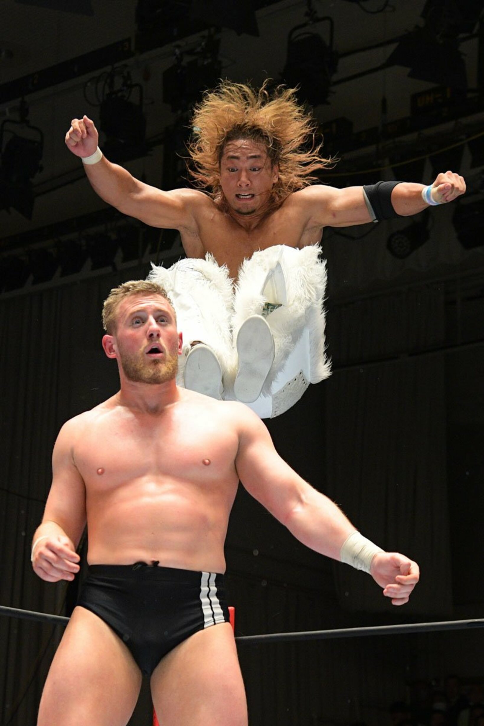 ゲイブ・キッド（手前）にミサイルキックを放つ海野翔太