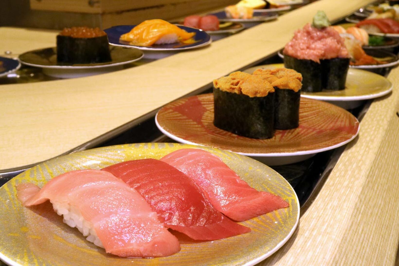 「まぐろ問屋」では職人がこだわりのマグロを握っている