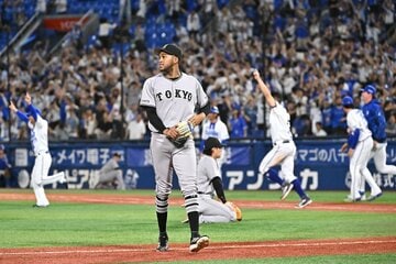 12回裏に自らの悪送球でサヨナラ負けを喫し、悔しげに引き上げる巨人の守護神・マルティネス
