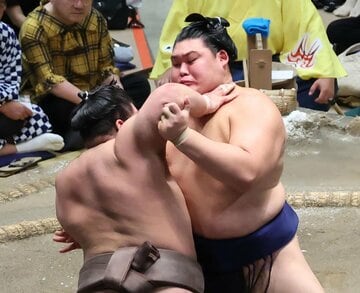 大の里（右）は伯乃富士を下し単独首位をキープ