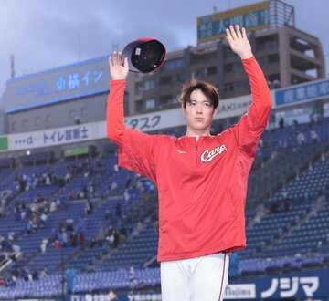  歓声に応える広島・森下（東スポWeb）