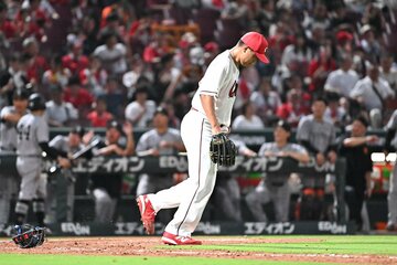 ５回、小浜に２点適時打を許しうなだれる広島・森