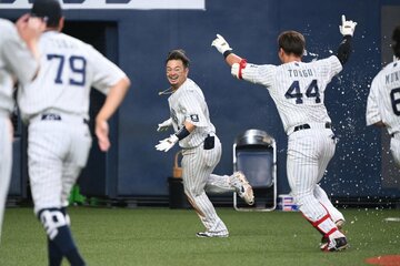 サヨナラ弾の森友哉を祝福するオリナイン