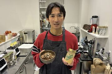 人気のコールドプレスジュース「イエロー」（左手）とアーモンドカカオボウルを紹介する田邉店長