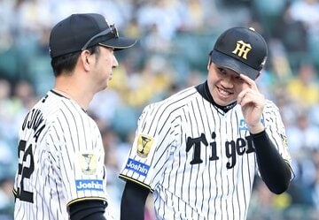 ７回無失点の才木を迎える藤川監督