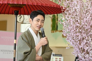 上品な和装で登場した小泉孝太郎