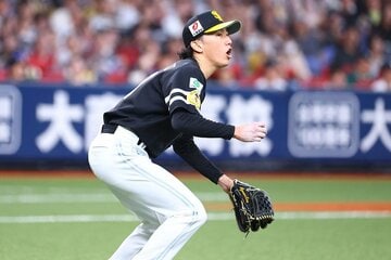 ３回に味方のミスで先制点を許し、思わず声が出てしまうソフトバンク・大津亮介