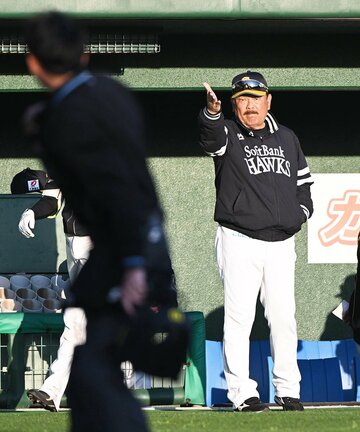 球審に代打を告げるソフトバンク・藤本監督(右)