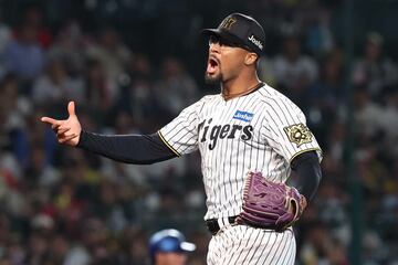 押し出し四球の判定に首をかしげるデュプランティエ