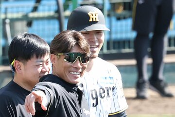 糸井氏（手前）と笑顔で会話する佐藤輝明