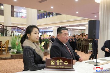 金正恩総書記と娘のジュエ氏（ロイター）