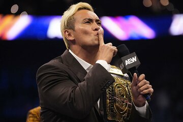 病室のケニー・オメガへ投げキスするオカダ・カズチカⒸAll Elite Wrestling