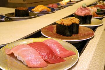 「まぐろ問屋」では職人がこだわりのマグロを握っている