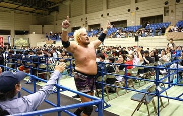 地元・相模原で快勝し、大歓声を受けながら引き上げる真壁刀義