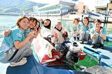 福岡勢ら、ゆかりある選手たちに祝福された川野芽唯(中)