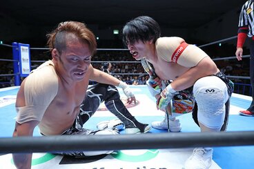 次期挑戦者・石森太二(左)を下したIWGPジュニアヘビー級王者・YOHは「レェェベルが違うんだよ!」